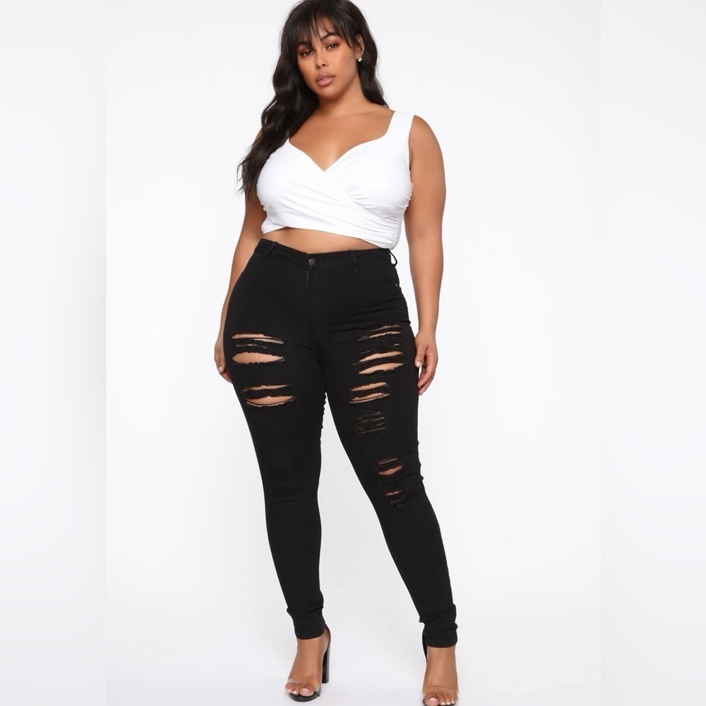 • Skinny Jean
• Ripped Detailing
• Faux Front Pockets